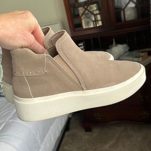 Dolce Vita Vinni Slip on Sneakers size 6.